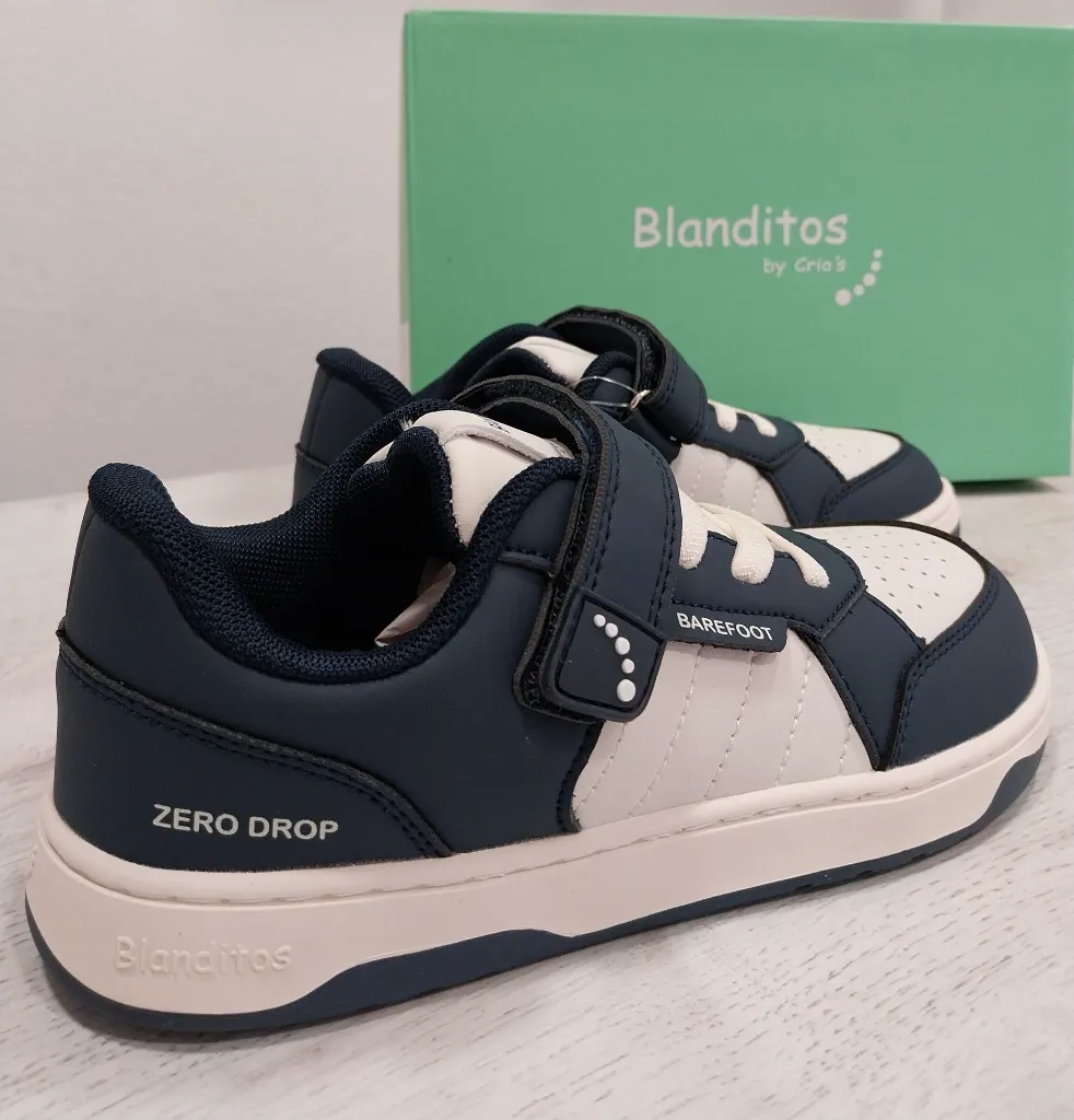 Deportiva blanditos blanca y marino.webp