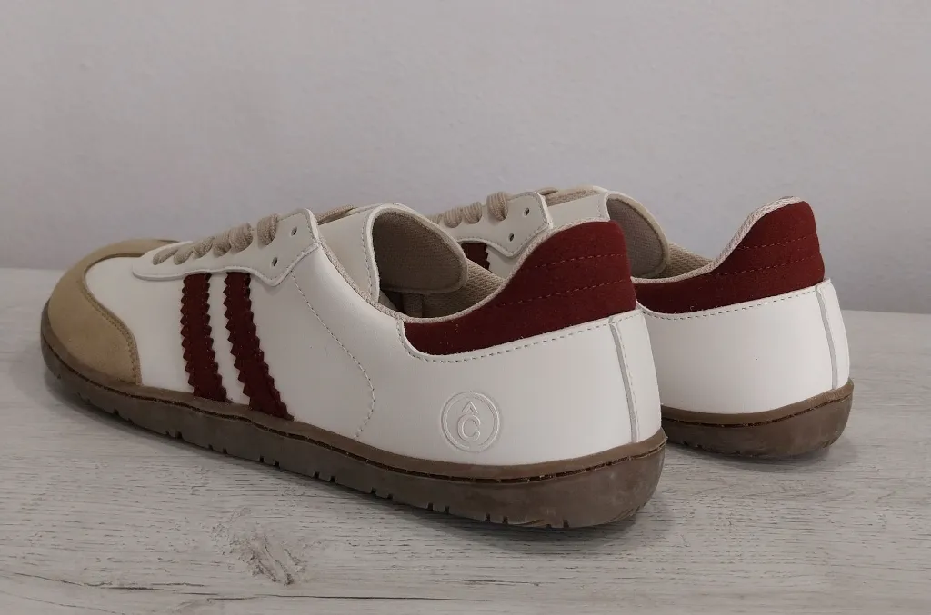 Deportiva color vino (2).webp